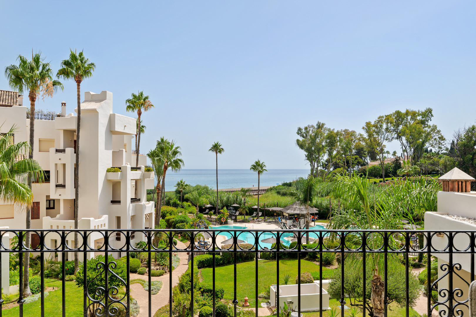 Krasne zrekonstruovany jizne smerujici tripokojovy apartman se nachazi v prestizni uzavrene komunite Bahia del Velerin Estepona
