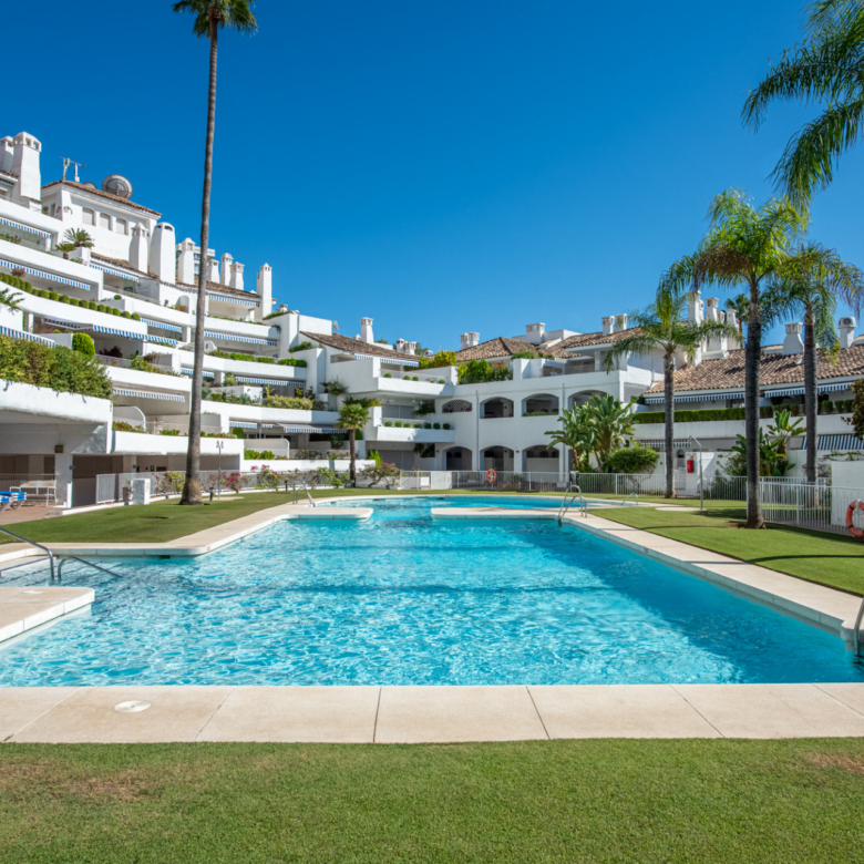 Krásný dvoupokojový byt v přízemí, který se nachází v vyhledávané Birdie Club komunita v Río Real, Marbella