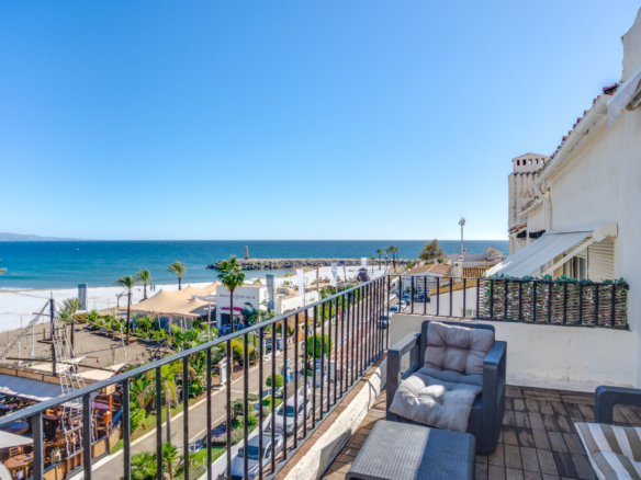 Krásný penthouse přímo u pláže s výhledem na moře a hory, situovaný v srdci Puerto Banús.