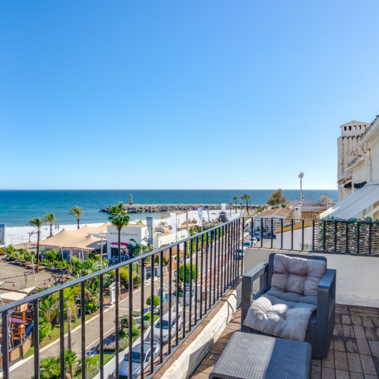 Krásný penthouse přímo u pláže s výhledem na moře a hory, situovaný v srdci Puerto Banús.