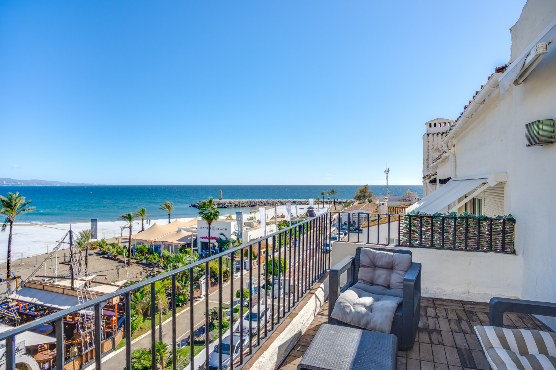 Krasny penthouse primo u plaze s vyhledem na more a hory situovany v srdci Puerto Banus
