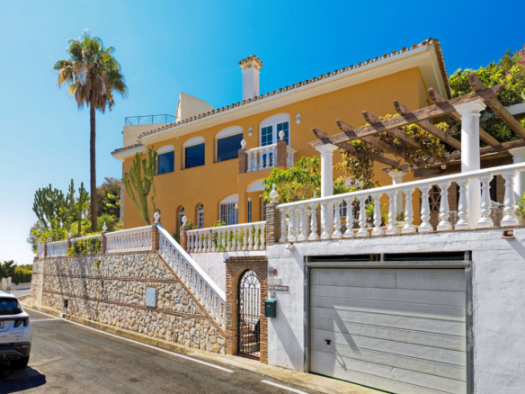 Lovely 5-bedroom villa with separate apartment in Torremuelle