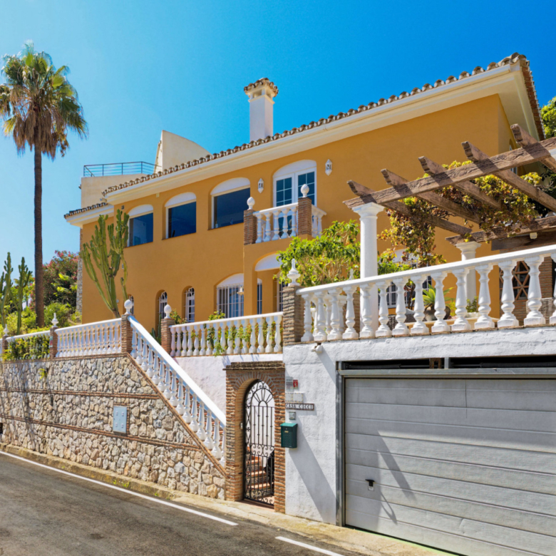 Lovely 5-bedroom villa with separate apartment in Torremuelle