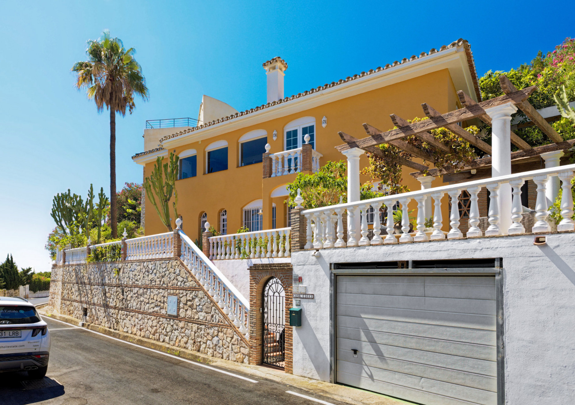 Lovely 5 bedroom villa with separate apartment in Torremuelle