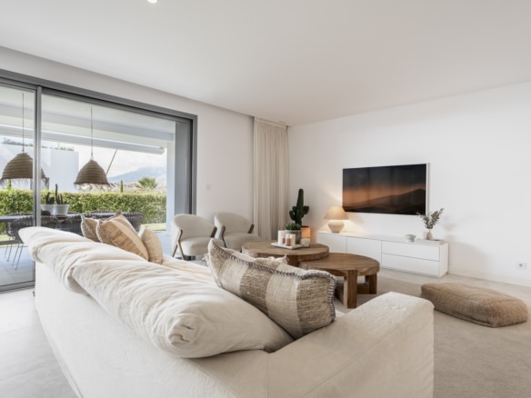 Luxuriöse Erdgeschosswohnung mit Garten und Teilmeerblick in Marbella Ost