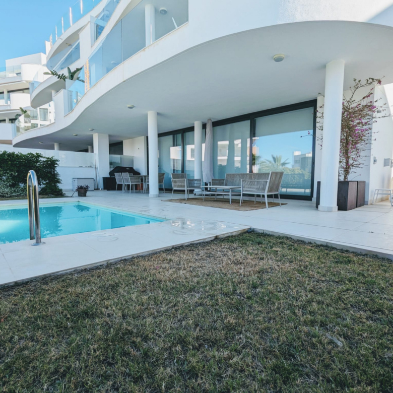 Luxuriöse Garten-Villa mit 3 Schlafzimmern in Higuerón West mit Touristenlizenz