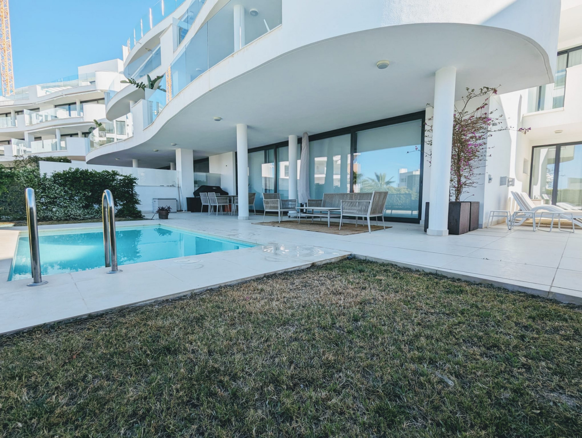 Luxuriöse Garten-Villa mit 3 Schlafzimmern in Higuerón West mit Touristenlizenz