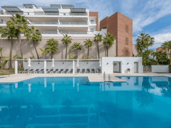Luxuriöse, geräumige 3-Zimmer-Wohnung im Hochparterre in Avalon, Los Arqueros Golf