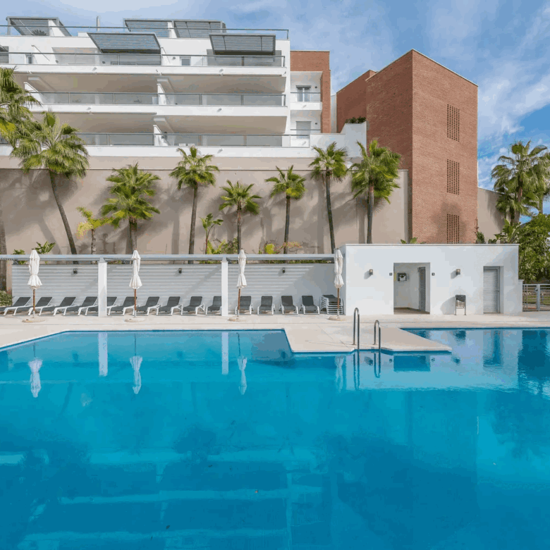 Luxuriöse, geräumige 3-Zimmer-Wohnung im Hochparterre in Avalon, Los Arqueros Golf