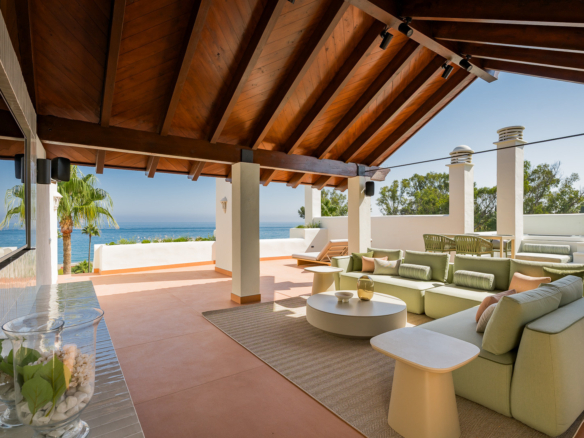 Luxuriöses Penthouse direkt am Strand in Bahía del Velerín, Estepona