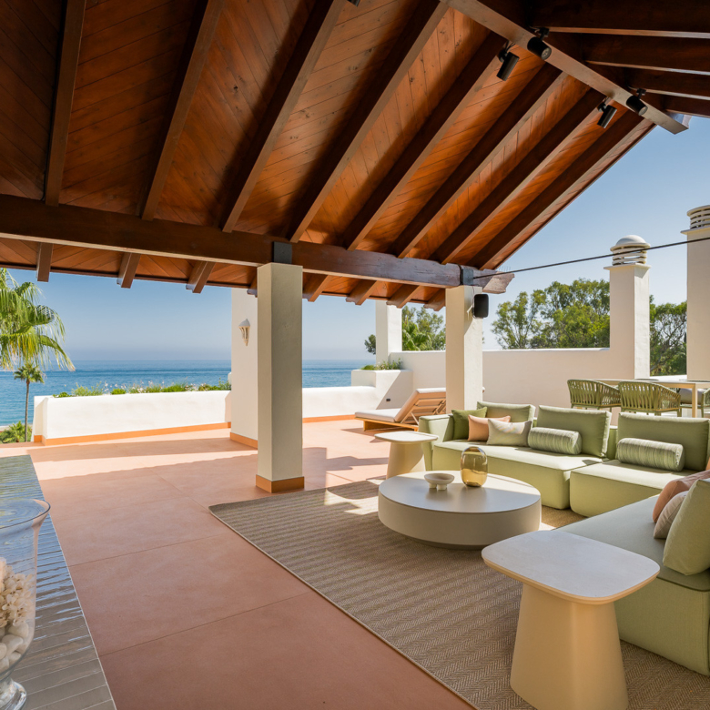 Luxuriöses Penthouse direkt am Strand in Bahía del Velerín, Estepona