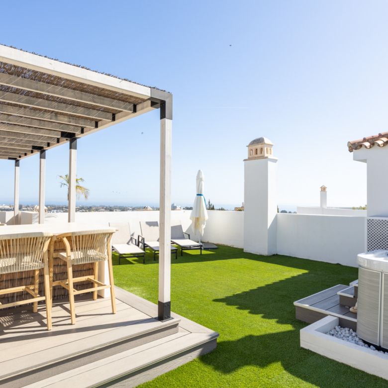Luxury 3-Bedroom Penthouse with Panoramic Sea Views in El Paraiso