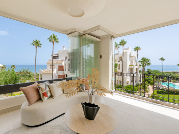 Luxury Beachfront Apartment in Bahía del Velerín, Estepona