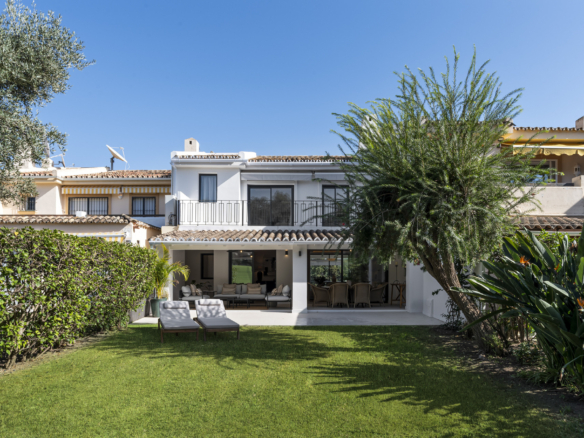 Luxury Frontline Golf Townhouse in Los Olivos, Nueva Andalucía