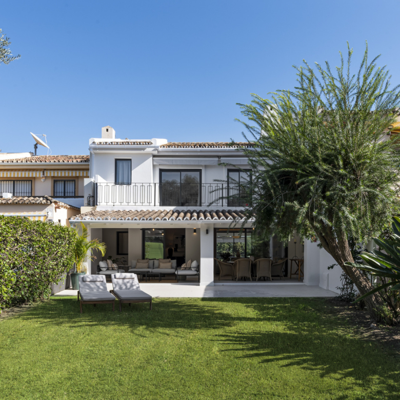 Luxury Frontline Golf Townhouse in Los Olivos, Nueva Andalucía