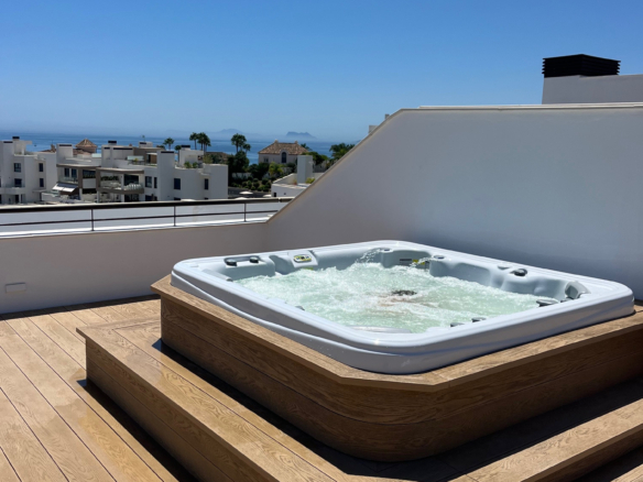 Luxury Penthouse with Rooftop Jacuzzi & Panoramic Sea Views – 115 m² Terraces | Estepona