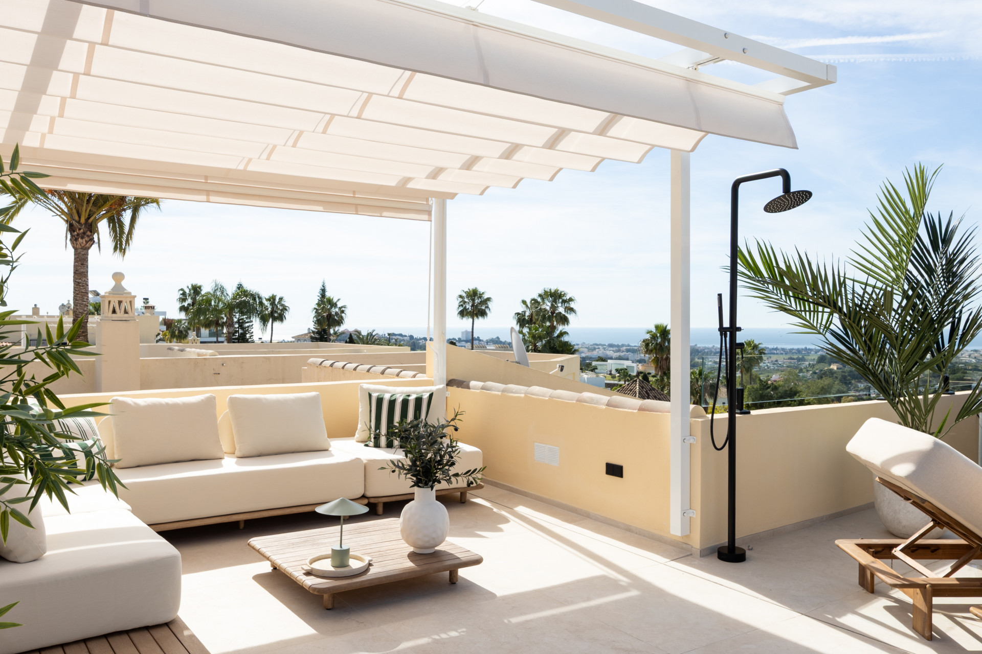 Luxury Townhouse in El Herrojo Benahavis with 4 bedrooms