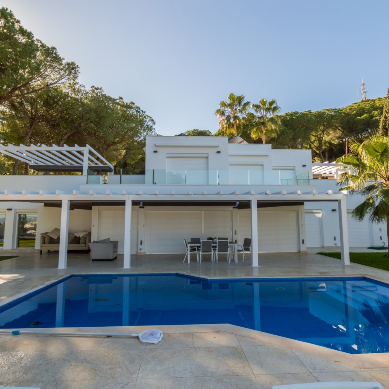 Luxury contemporary villa with spectacular sea and mountain views for short-term rent in Nueva Andalucia, Costa del Sol