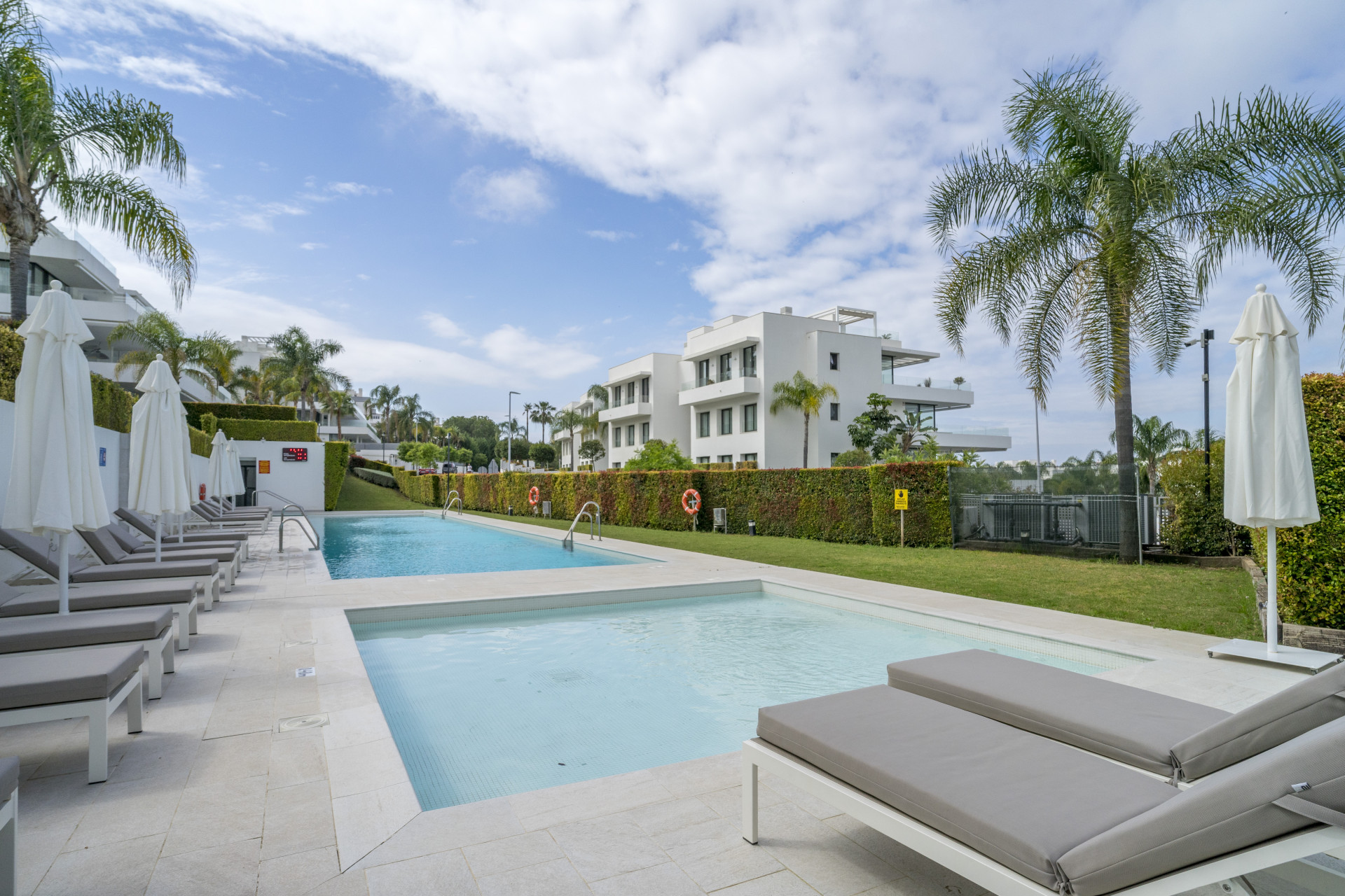 Luxusni Duplex Penthouse v Cataleya Atalaya Golf Estepona nemovitosti s 3 loznicemi na prodej