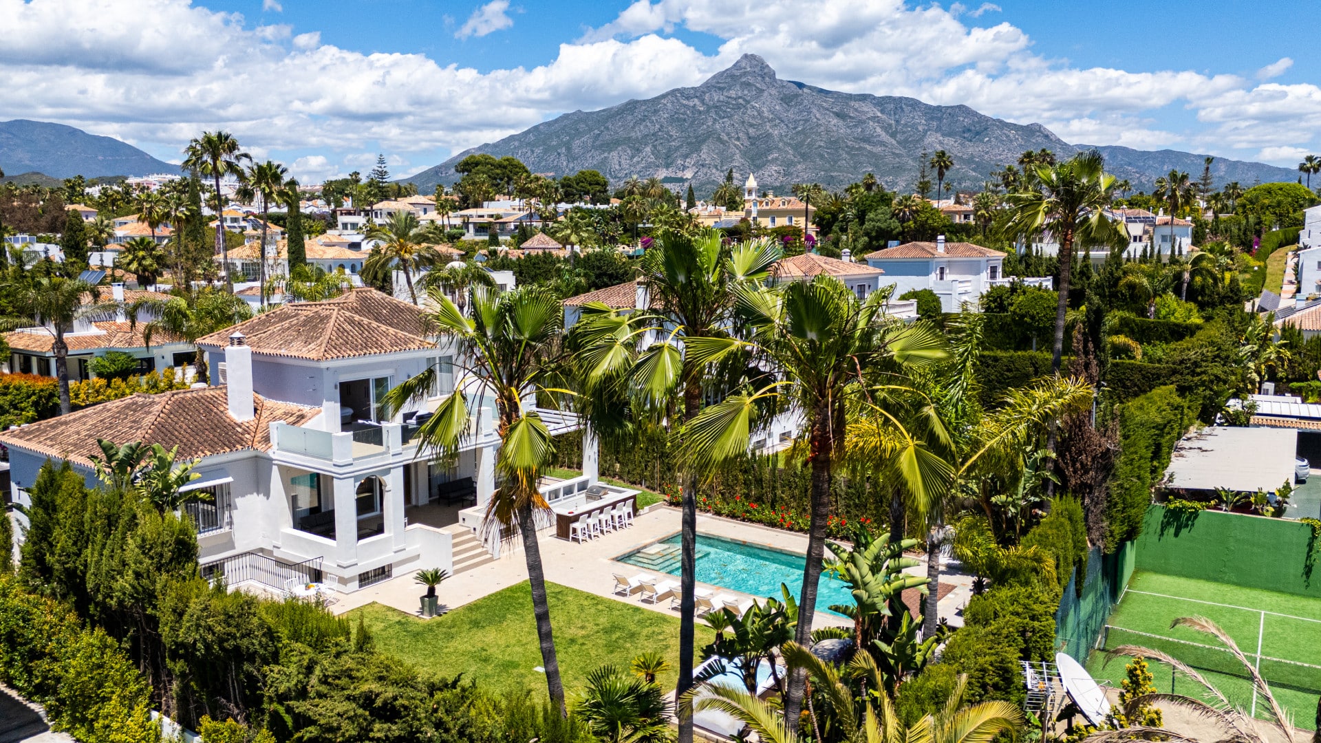 Luxusvilla mit sechs Schlafzimmern im prestigeträchtigen Golf Valley von Nueva Andalucía