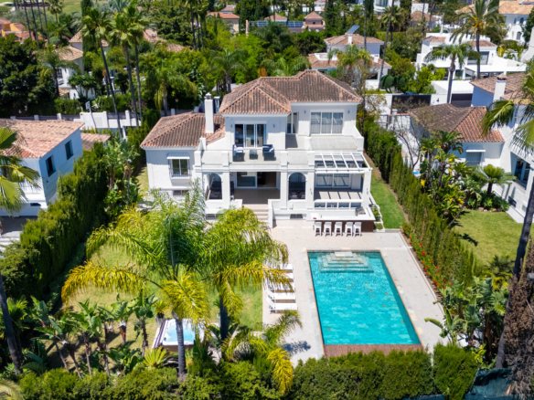Luxusvilla mit sechs Schlafzimmern im prestigeträchtigen Golf Valley von Nueva Andalucía
