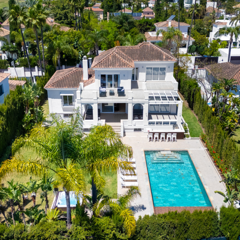 Luxusvilla mit sechs Schlafzimmern im prestigeträchtigen Golf Valley von Nueva Andalucía