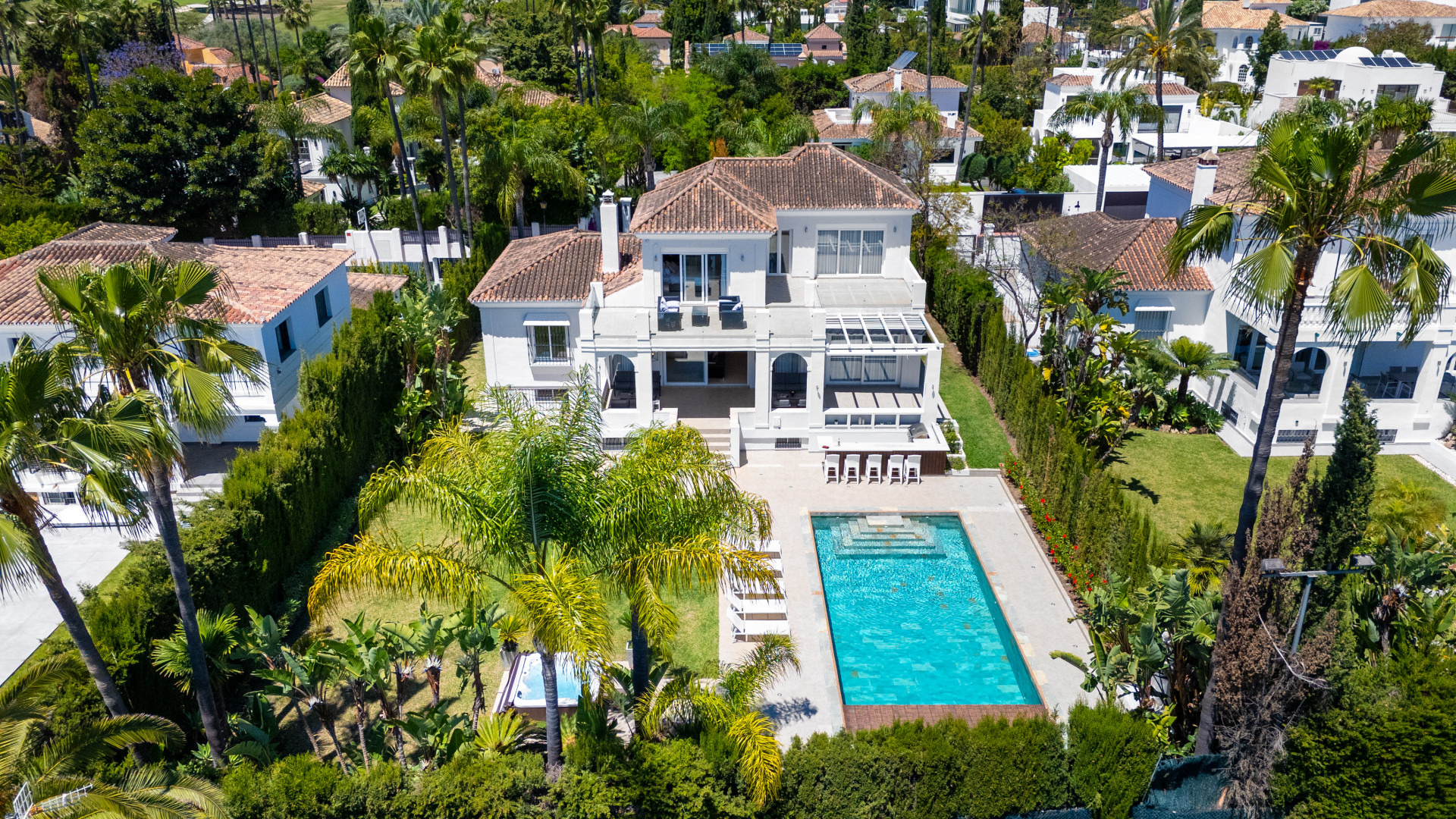 Luxusvilla mit sechs Schlafzimmern im prestigeträchtigen Golf Valley von Nueva Andalucía