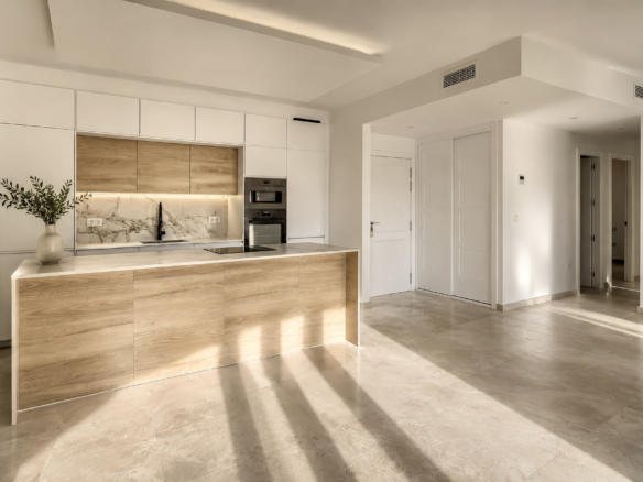 MIRAFLORES | RENOVATED PENTHOUSE WITH PANORAMIC SEA VIEWS AND MOUNTAIN VIEW
