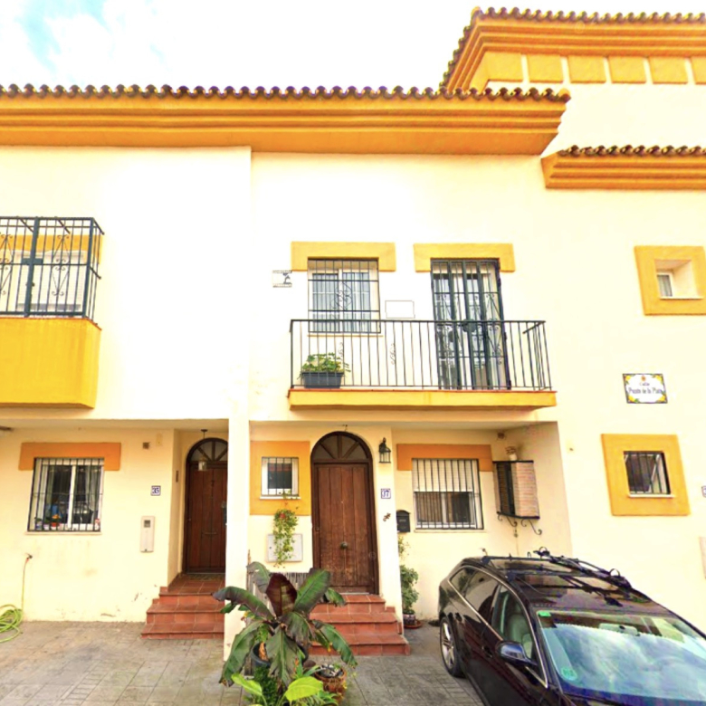 Magnificent three-storey townhouse in the second line of the beach