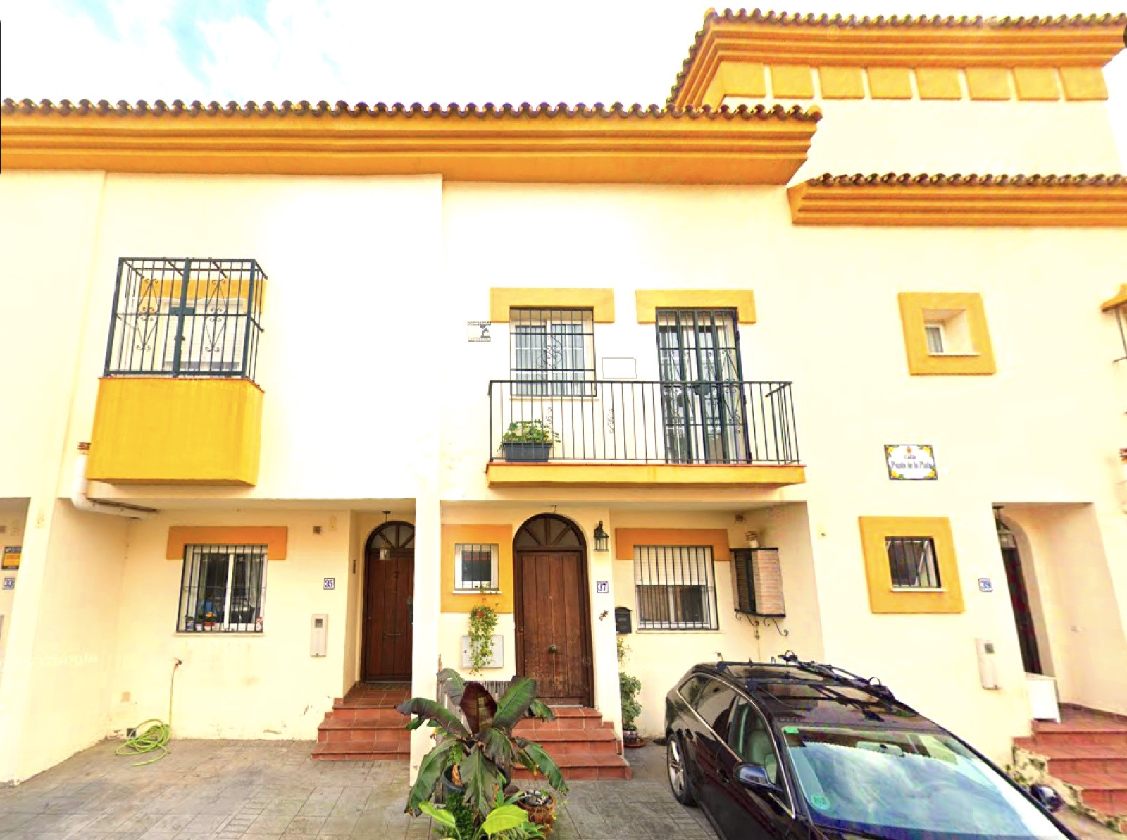 Magnificent three-storey townhouse in the second line of the beach