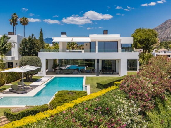 Meisterwerk mit Magical Sea Views in Marbellas prestigious Goldene Meile
