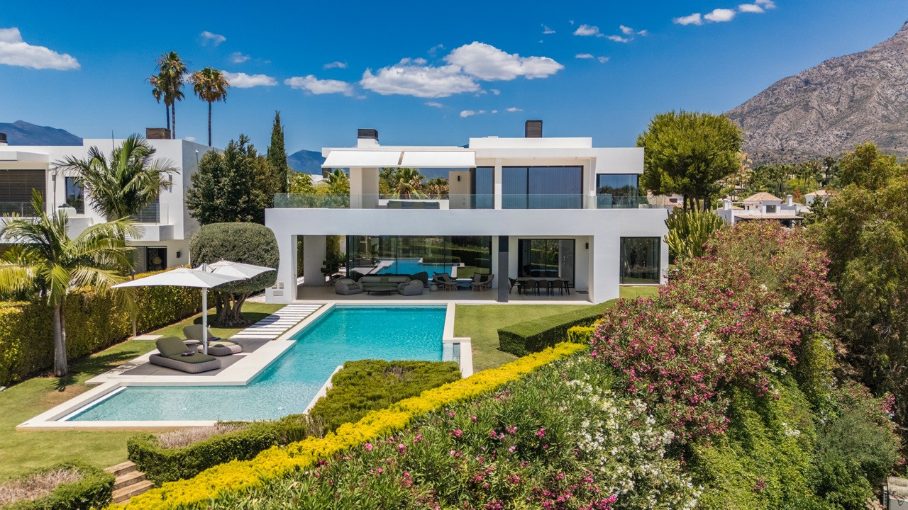 Meisterwerk mit Magical Sea Views in Marbellas prestigious Goldene Meile