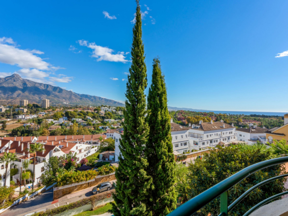 Modern 2-Bedroom Apartment with Panoramic Views in Señorio de Aloha, Nueva Andalucia