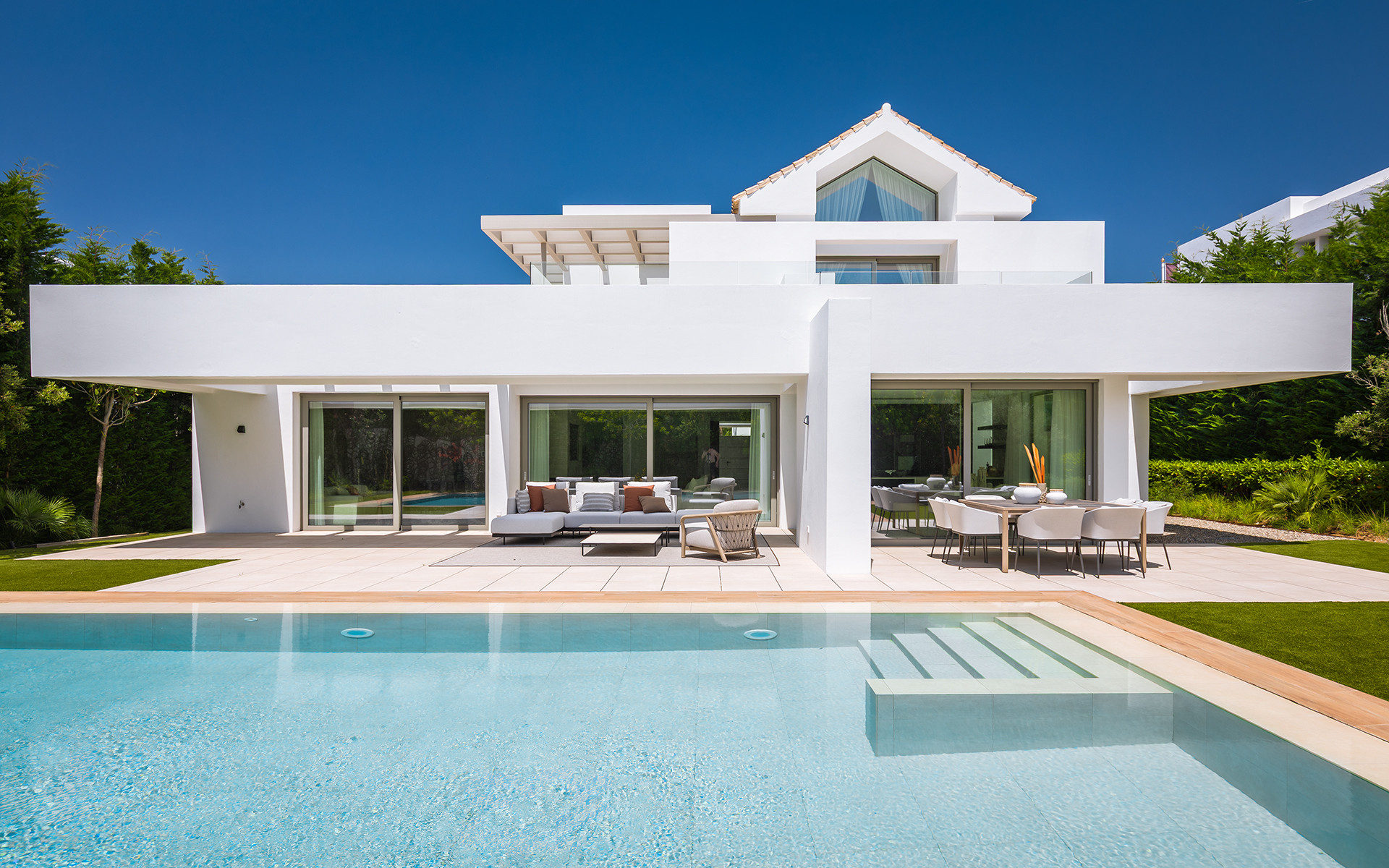 Modern 5 Bedroom Villa for Sale in El Paraiso New Golden Mile Marbella