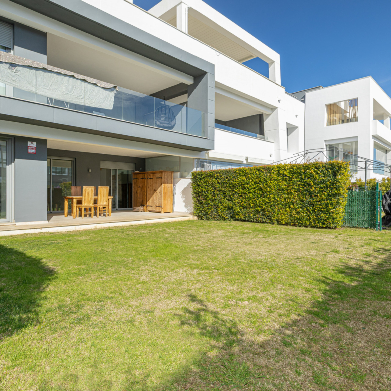 Modern Ground Floor Apartment with Private Garden