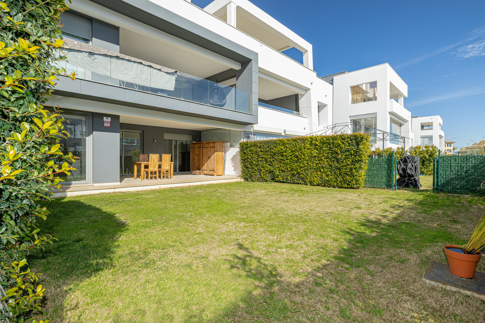 Modern Ground Floor Apartment with Private Garden