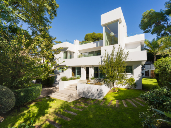 Moderne Luxus in Lower Nueva Andalucía – Eine Must-See Villa!