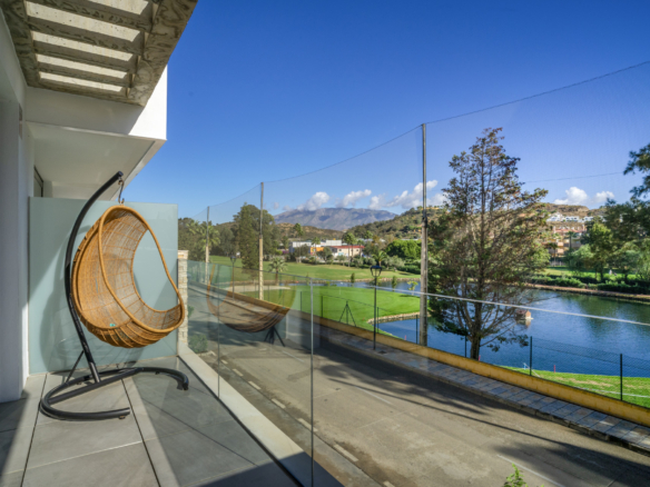Moderní 3pokojový apartmán v první linii golfového hřiště v La Cala – pěšky do města, na pláž a k vybavení