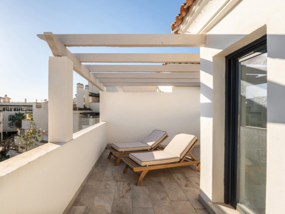 Nádherný třípokojový dům se nachází v uzavřené komunitě Agra Residencial, Estepona