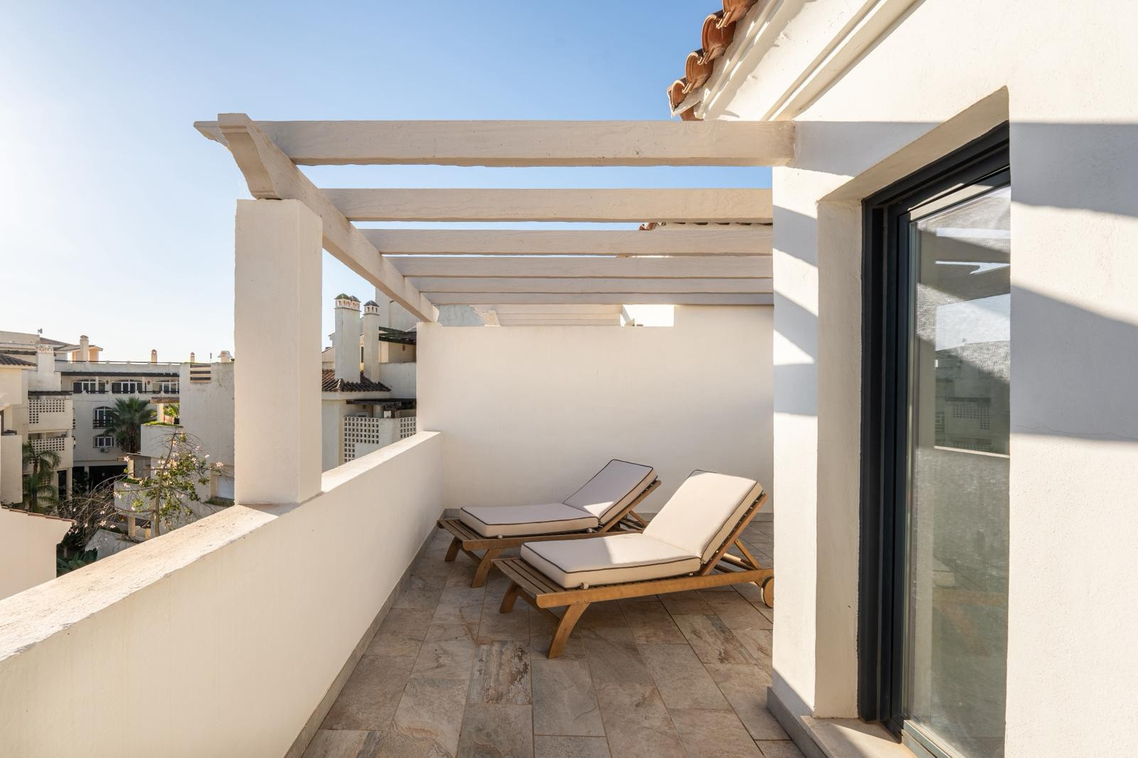 Nadherny tripokojovy dum se nachazi v uzavrene komunite Agra Residencial Estepona