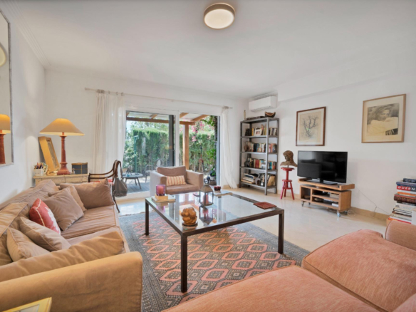 New on the Market! Semi-detached house in Nagüeles – 4 bedrooms, perfect for families. Ideal renovation project.