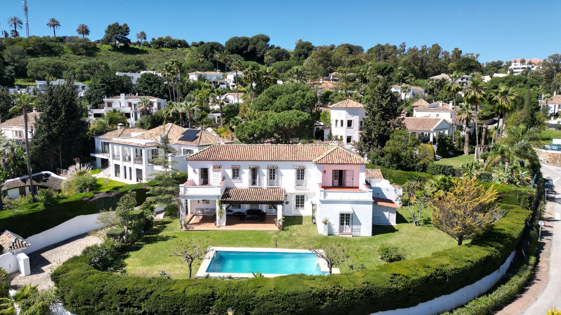 New to the market Exclusivity Detached Villa for Sale in Nueva Andalucia Marbella – Prime Location with Sea Views