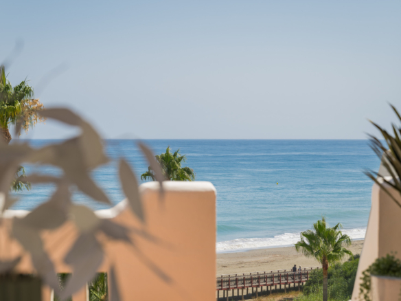 Ohromující jižní-směr tři ložnice byt se nachází v exkluzivní uzavřené komunitě Bahia Del Velerin, Estepona.
