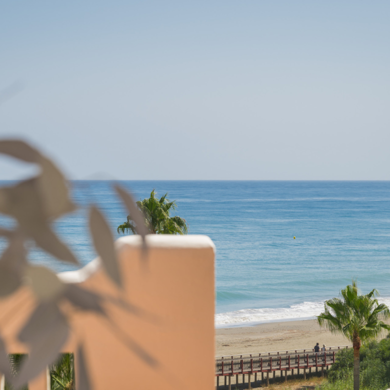 Ohromující jižní-směr tři ložnice byt se nachází v exkluzivní uzavřené komunitě Bahia Del Velerin, Estepona.