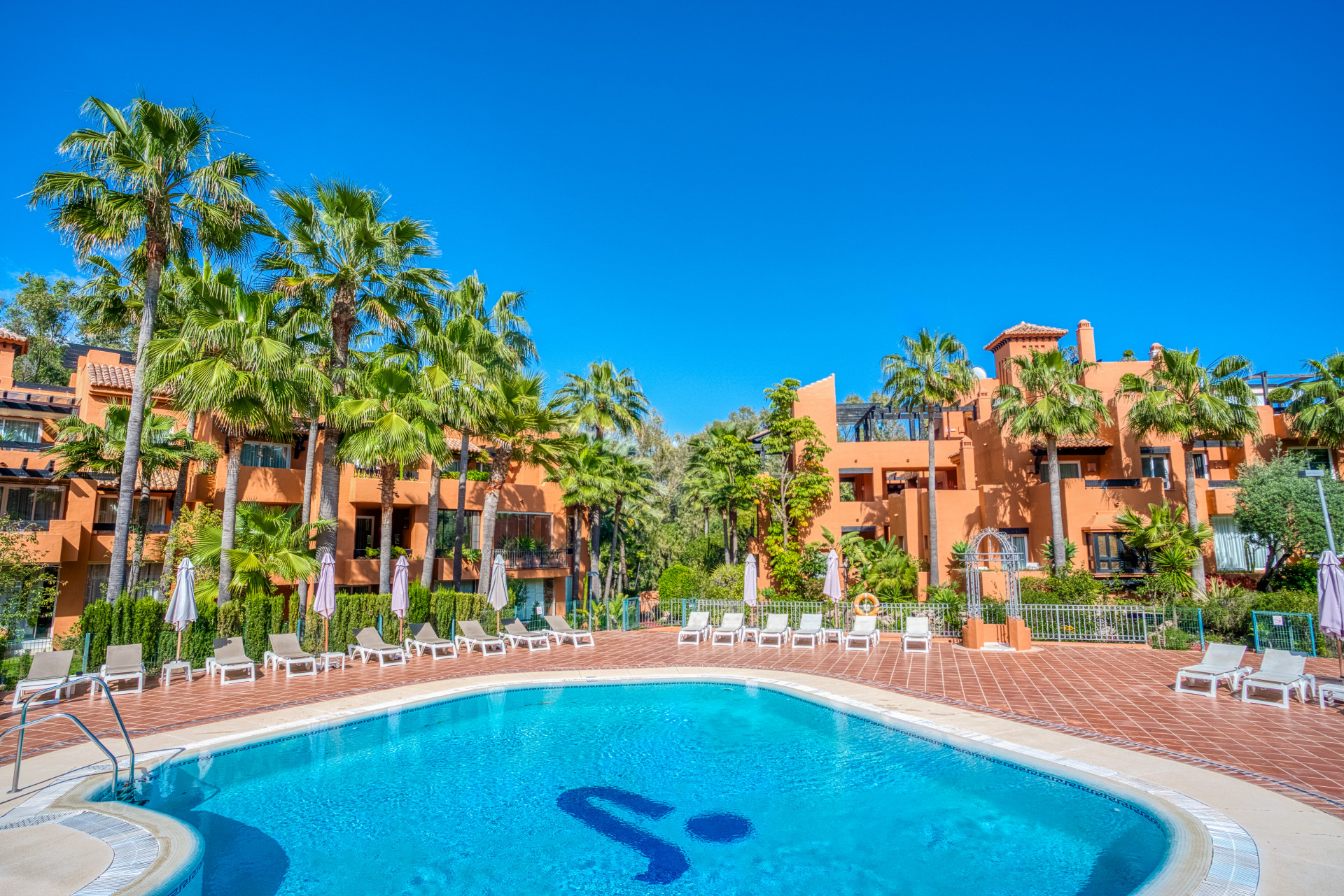 Okouzlujici dvoupokojovy byt v prizemi s jihovychodni orientaci ktery se nachazi v jedne z nejexkluzivnejsich komunit Alminar de Marbella v Nueva Andalucia