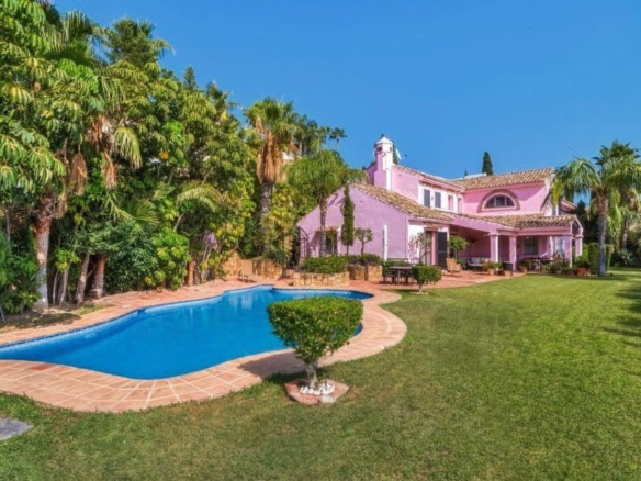Okouzlující pětipokojová australská stylová vila v gated komunitě Puerto de Los Almendros, Benahavis s hostem bytu