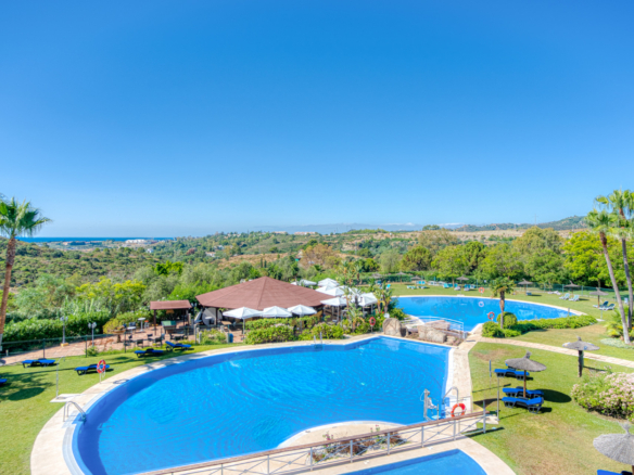 Okouzlující západ čelí, tři ložnice duplexní byt se nachází v uzavřené komunitě Parque Botanico, Estepona