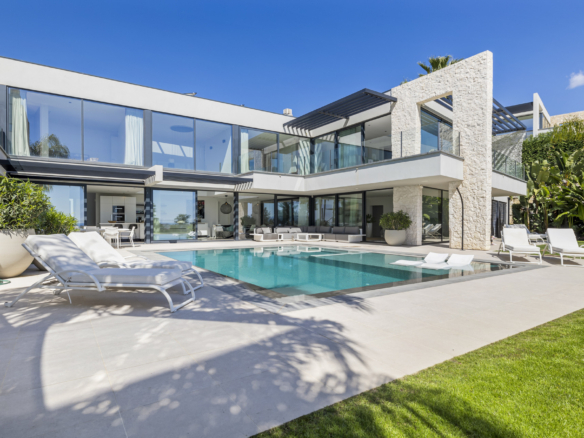 Panoramic Golf & Sea View Villa in Benahavís