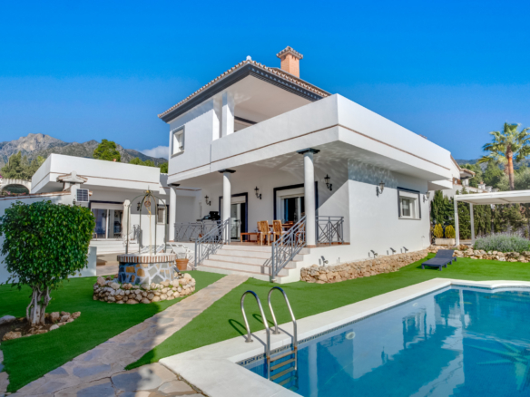 Prostorná vila s výhledem na jih s pěti ložnicemi v Xarblance, Marbella s výhledem na moře.