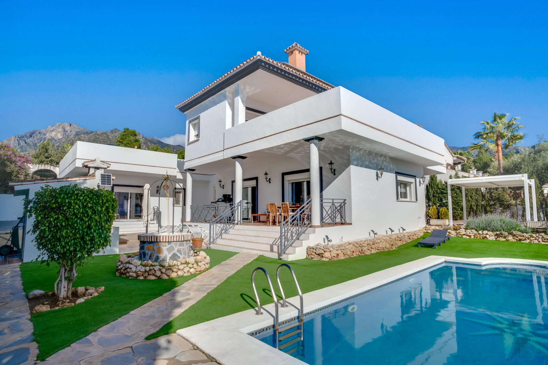 Prostorna vila s vyhledem na jih s peti loznicemi v Xarblance Marbella s vyhledem na more